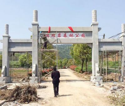 村口简易青石石雕牌坊雕塑 
