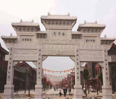 古城小镇摆放三门五楼牌坊石雕 