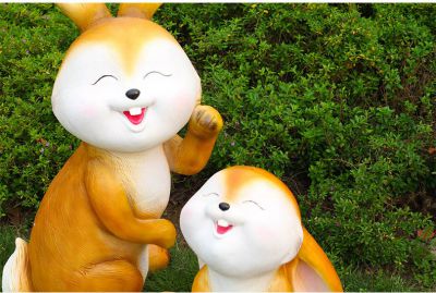 庭院摆件两只卡通玻璃钢兔子雕塑 兔子雕塑石雕草坪造型代表