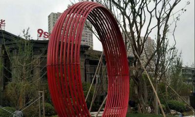 商店街边摆放镂空不锈钢花环雕塑 