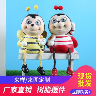 园林户外创意坐着凳子上的蜜蜂雕塑 蜜蜂雕塑图案雕刻件巨石寿山石