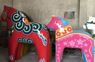 景区游乐园摆放彩绘玻璃钢抽象马小品 