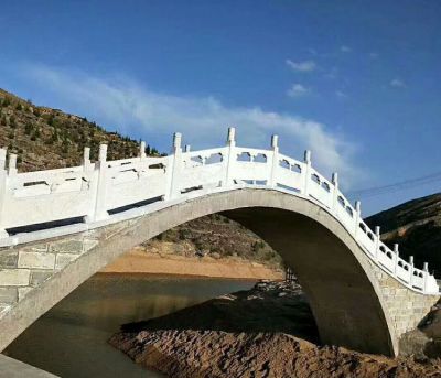 景区汉白玉拱桥雕塑 
