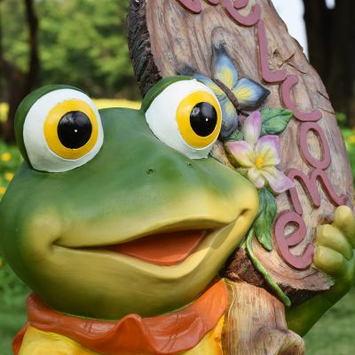 室内一只张望的玻璃钢青蛙雕塑 青蛙雕塑寓意人形客厅作品展