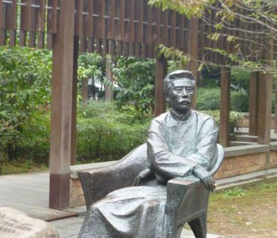 学校公园摆放玻璃钢仿铜历史名人鲁迅雕塑 鲁迅雕塑图片作文美术照片