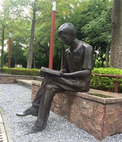 现代广场摆放坐姿看书人物玻璃钢仿铜雕塑 