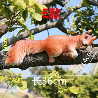 创意玻璃钢趴在树上的玻璃钢松鼠雕塑