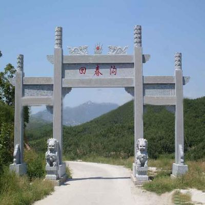 景区道路摆放青石仿古三门楼牌坊 