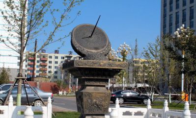 城市街道玻璃钢仿铜古代计时器日晷雕塑 日晷雕塑摆件面的思路地铁