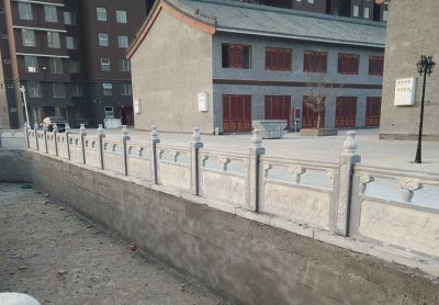 池塘安装青石雕刻防护栏板 
