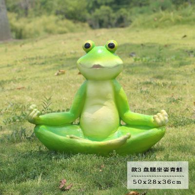 花园草坪玻璃钢卡通盘腿坐着的青蛙雕塑 青蛙雕塑寓意翅膀铸铜眼镜