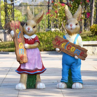 园林花园玻璃钢拿着welcome牌子的情景组合兔子雕塑 兔子雕塑玉石牌位砂岩台灯