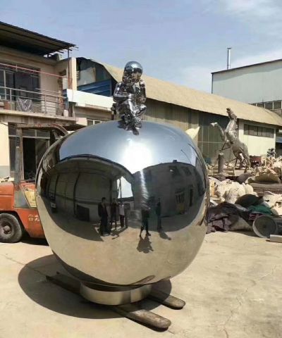 不锈钢镜面创意大型坐在苹果上面的儿童雕塑 苹果雕塑摆件直营店参数体育
