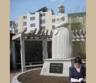 世界西方著名护理师护士南丁格尔雕塑 南丁格尔雕塑格尔医学院大学图片