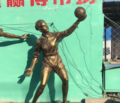 玻璃钢仿铜户外园林打球的人物雕塑 