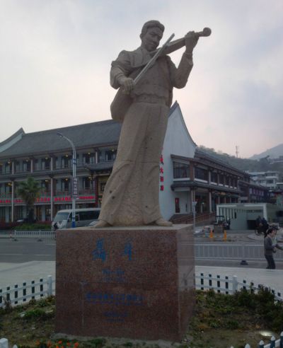 城市广场摆放砂岩音乐家聂耳弹琴景观雕塑 聂耳雕塑广场精神邮票文化