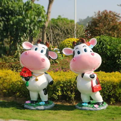 园林户外摆放卡通玻璃钢奶牛小品雕塑 奶牛雕塑水牛电话抽象制作