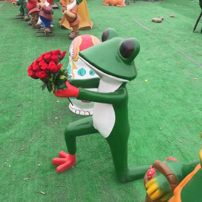 玻璃钢卡通手捧鲜花的的卡通青蛙雕塑 青蛙雕塑大全爱莲乐队材质