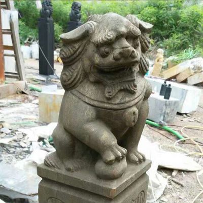 庭院大门口狮子坐姿大理石拴马柱 拴马桩雕塑图片特点作用效果