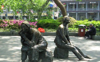 园林户外玻璃钢仿铜休息的农民人物雕塑 农民雕塑作品小品兄弟民俗
