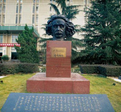 校园名人景观玻璃钢仿铜爱因斯坦雕塑