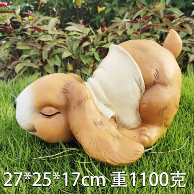 草坪中一只趴着睡觉的玻璃钢兔子雕塑 兔子雕塑玉石斗篷短片刺猬