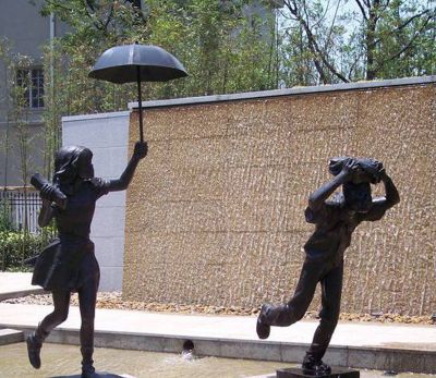公园躲雨的小男孩和打伞的小女孩人物小品铜雕儿童雕塑 女孩雕塑女孩子年代作文马的