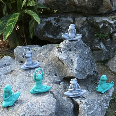 草坪一群不锈钢坐立的青蛙雕塑 青蛙雕塑图片样品宫殿镜子