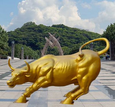 城市街道玻璃钢喷金烤漆玻璃钢大型华尔街牛雕塑