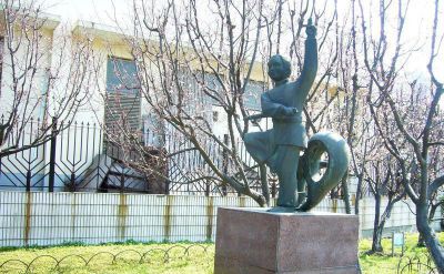 公园舞剑的老人人物青铜雕塑 老人雕塑公园象棋和平位置
