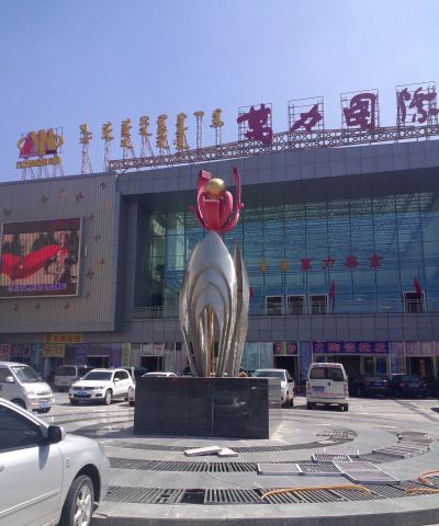 商业广场摆放大型不锈钢花朵景观雕塑 花朵雕塑景观装置兔子鼻尖