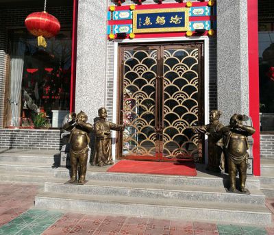饭店门口玻璃钢仿铜景观迎宾店小二雕塑 店小二雕塑人物景区玻璃钢价格