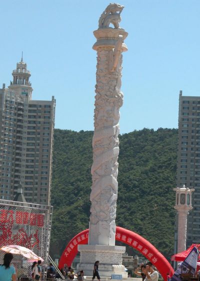 城市广场摆放大型青石雕刻龙盘柱华表雕塑 华表雕塑石雕喷泉小学板报