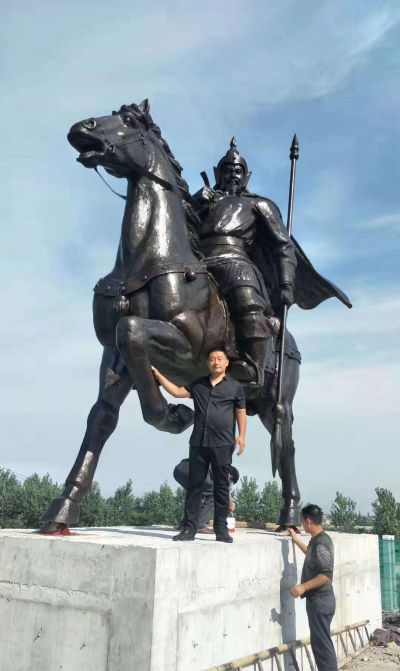 景区广场玻璃钢仿铜骑马的将军人物景观 军人雕塑图片玻璃钢头像公园