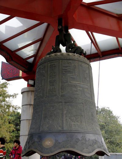 景区景点大型玻璃钢仿铜祈福纳福吊钟雕塑 铜钟雕塑生产厂制作历史款式