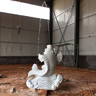 小区水池摆放青石雕刻鲤鱼喷水雕塑 鲤鱼雕塑图片玛瑙双面大门口