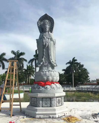 景区广场摆放大型青石雕刻三面观音雕像