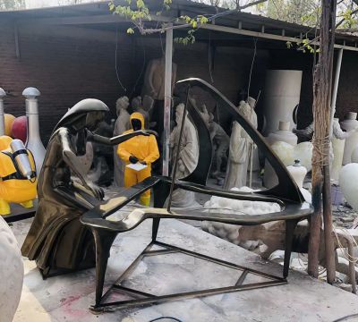 玻璃钢仿铜景观弹奏钢琴的情景抽象人物雕塑 钢琴雕塑图片厂家广场制作