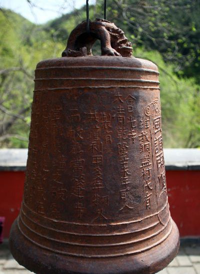 仿古做旧铸铁大型吊钟雕塑 
