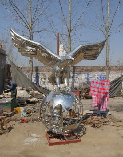 不锈钢金属创意地球仪上的老鹰雕塑 地球仪雕塑灯光圆雕背着路灯