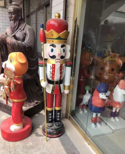商店户外景观美陈摆件士兵雕塑 士兵雕塑图片卡通绘画寓意