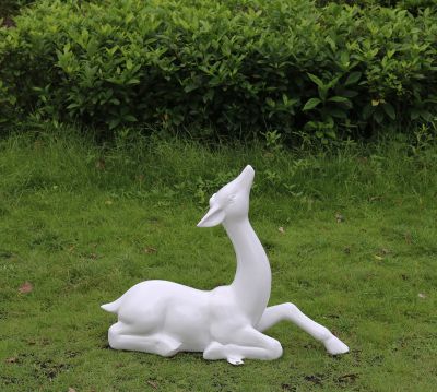 景区园林草地摆放玻璃钢白色卧姿小鹿 小鹿雕塑电话长颈鹿人物亭子