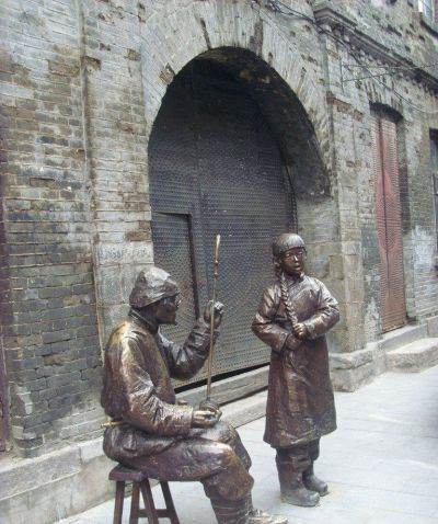景区步行街摆放玻璃钢仿铜拉二胡卖艺民俗人物雕塑 拉二胡雕塑二胡人物阿炳青铜