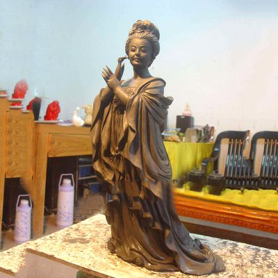 广场景区摆放浮雕杨贵妃像泥稿 杨贵妃雕塑图片作品仙女隆基