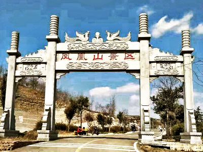 凤凰山景区摆放简易三门石柱牌坊 