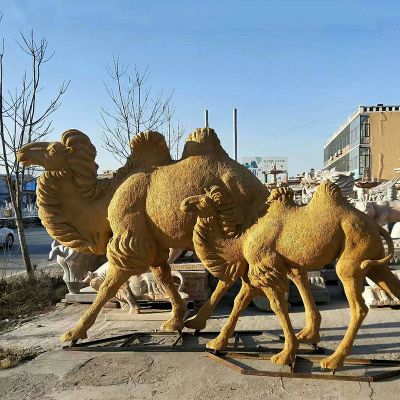 街道边摆放的一大一小的玻璃钢仿真骆驼雕塑 骆驼雕塑图片图样步骤迎宾
