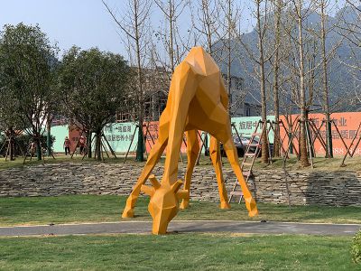 大型抽象动物景观不锈钢吃草的长颈鹿雕塑 