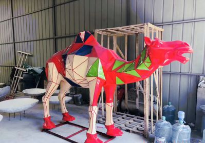 园林景观玻璃钢彩绘创意动物摆件抽象骆驼雕塑 骆驼雕塑大型古董立面作用