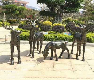 户外园林景观铜雕梅花鹿雕塑 梅花鹿雕塑公园木头卧式泥雕