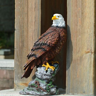 庭院花园玻璃钢仿真动物摆件站在石头上的老鹰雕塑 老鹰雕塑石雕造价电厂最好